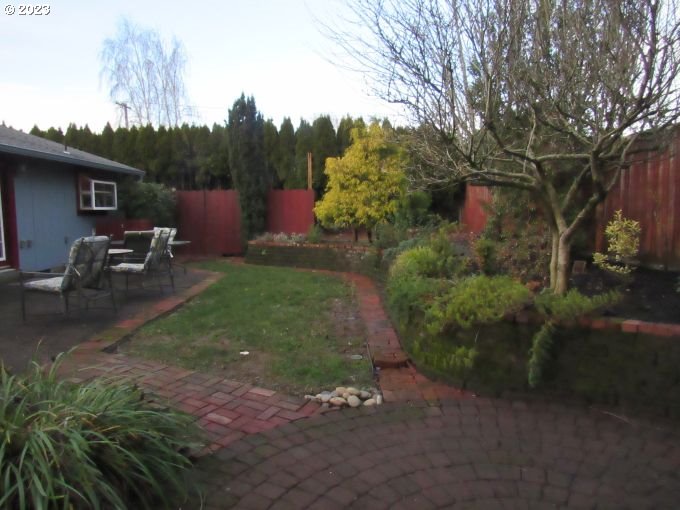 150 Southeast Palmblad Drive Gresham, OR 97080 - Photo 35 of 36 a backyard of a house with table and chairs