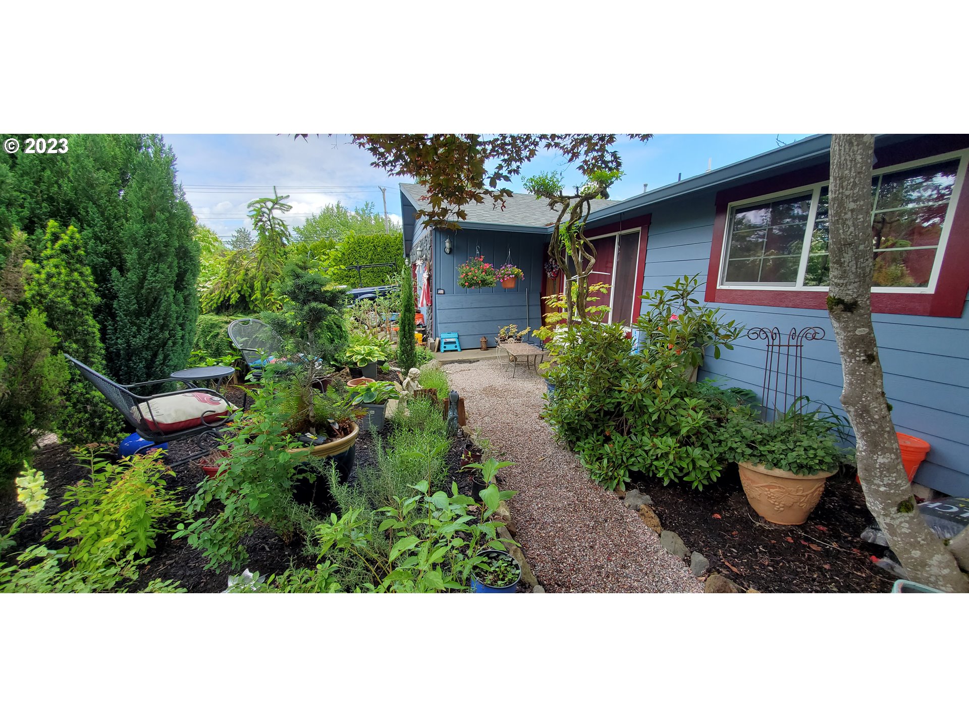 150 Southeast Palmblad Drive Gresham, OR 97080 - Photo 4 of 36 a view of a house with a fountain