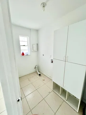 a view of utility room