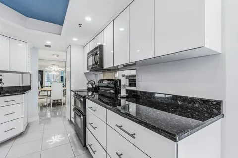 $1,100,000 | 5200 North Ocean Drive, Unit 102, Singer Island, FL 33404