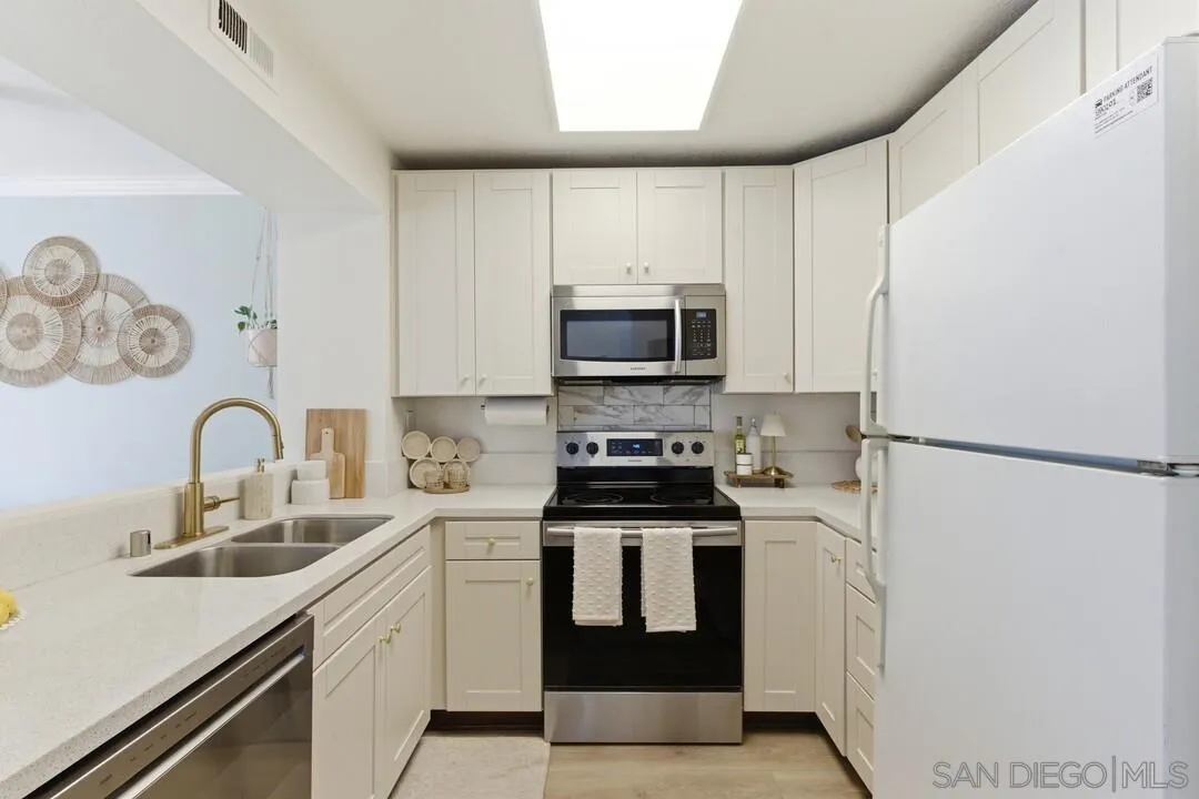 320 Ferrara Way Vista, CA 92083 - Photo 4 of 28