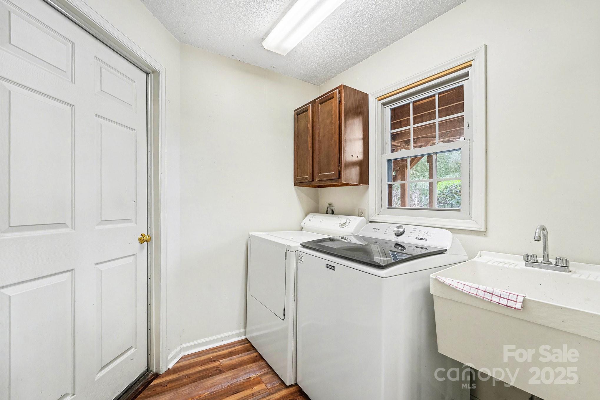 217 Nottingham Drive Huntersville, NC 28078 - Photo 34 of 41 a bathroom with a sink and a window