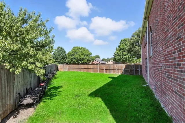a view of yard with green space