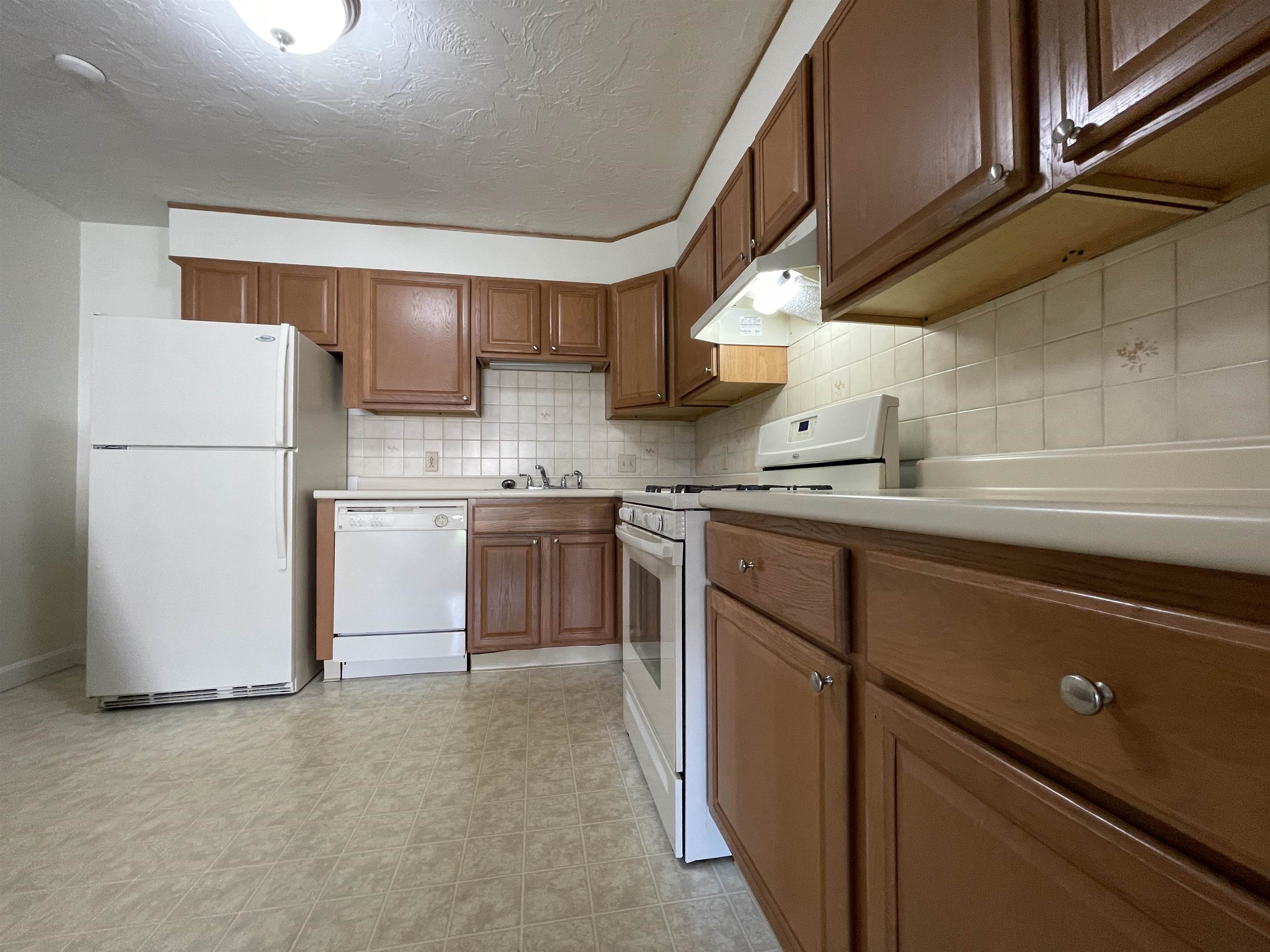 385 Huse Road, Unit 15 Manchester, NH 03103 - Photo 14 of 42