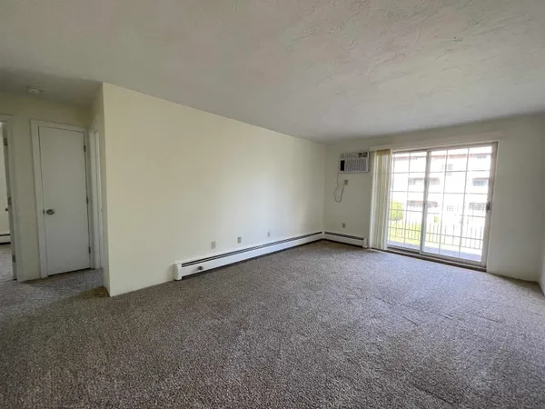 $1,891 | 385 Huse Road, Unit 15, Manchester, NH 03103