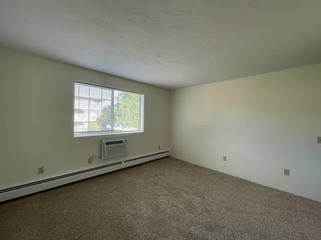 $1,891 | 385 Huse Road, Unit 15, Manchester, NH 03103