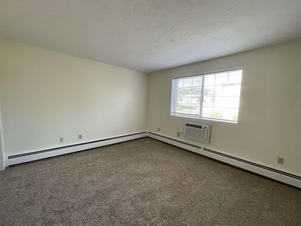$1,891 | 385 Huse Road, Unit 15, Manchester, NH 03103