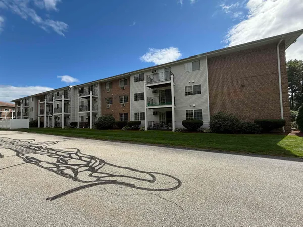 $1,891 | 385 Huse Road, Unit 15, Manchester, NH 03103