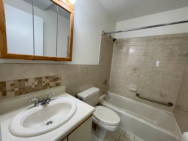 $1,891 | 385 Huse Road, Unit 15, Manchester, NH 03103