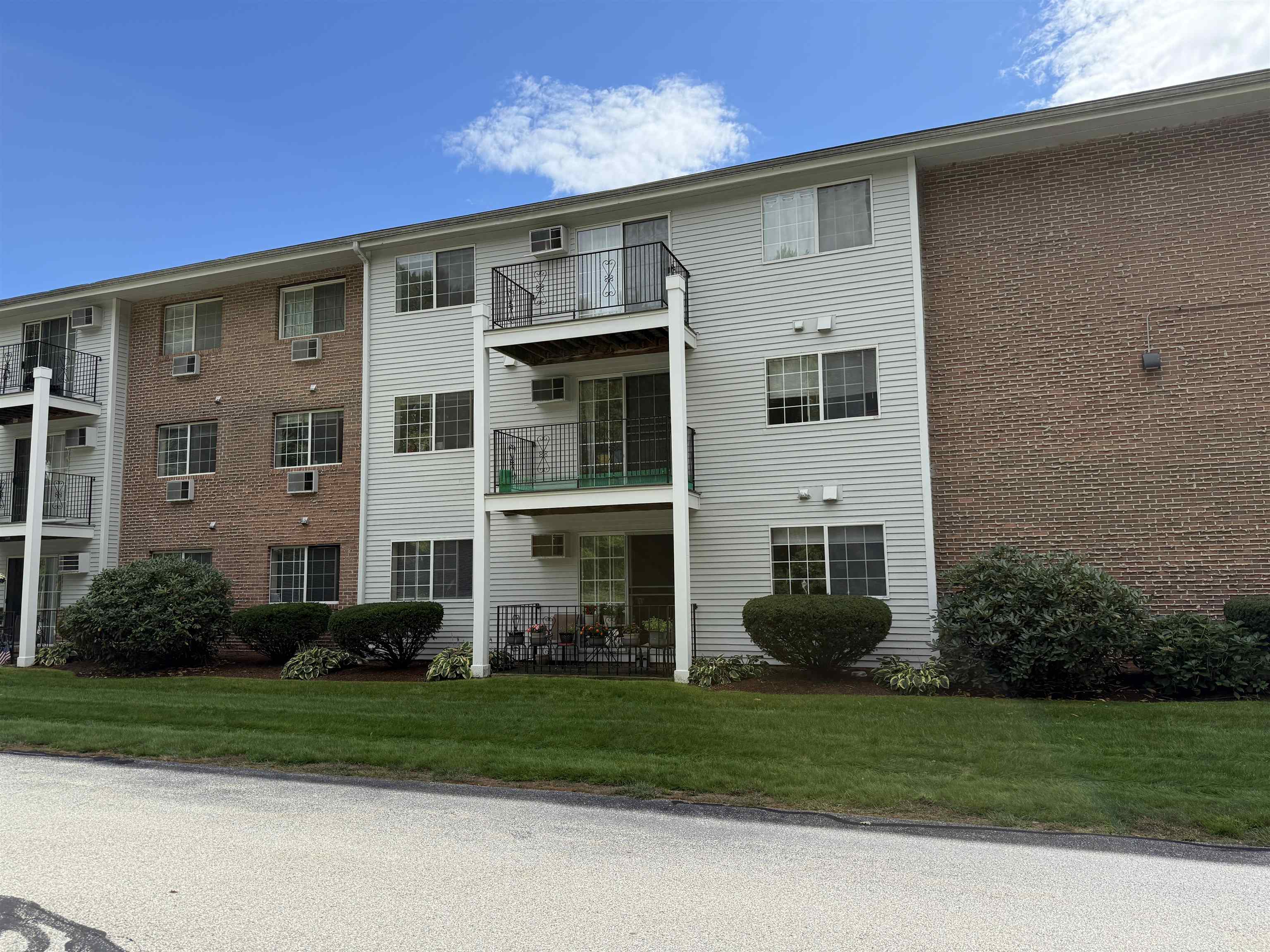 385 Huse Road, Unit 15 Manchester, NH 03103 - Photo 4 of 42