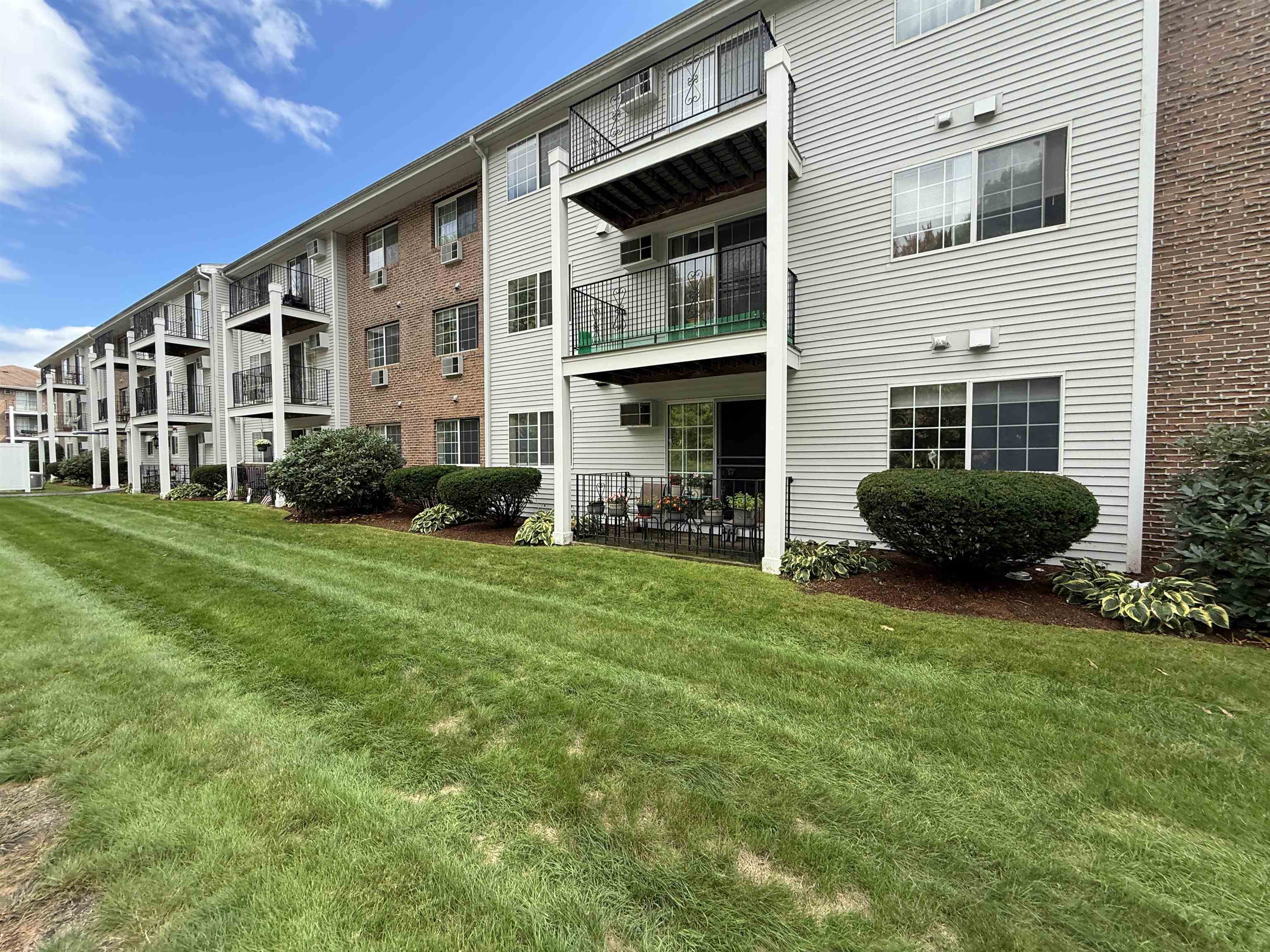 385 Huse Road, Unit 15 Manchester, NH 03103 - Photo 8 of 42