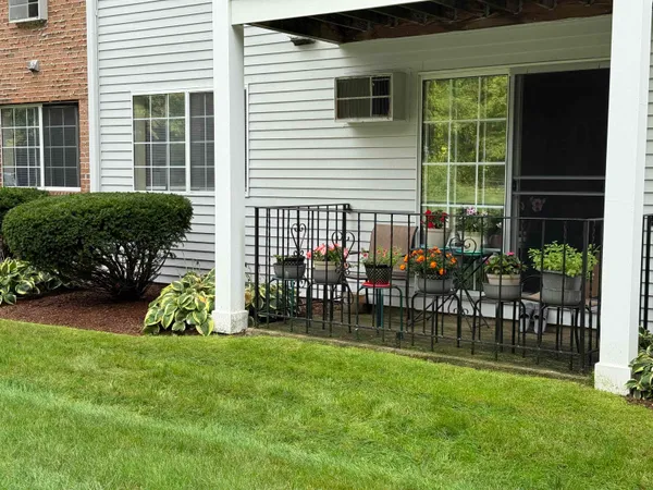 $1,891 | 385 Huse Road, Unit 15, Manchester, NH 03103