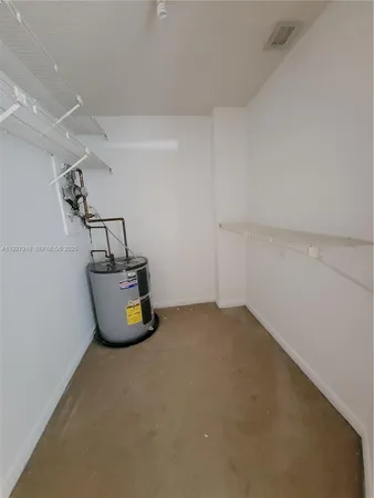 en empty room with ceiling fan