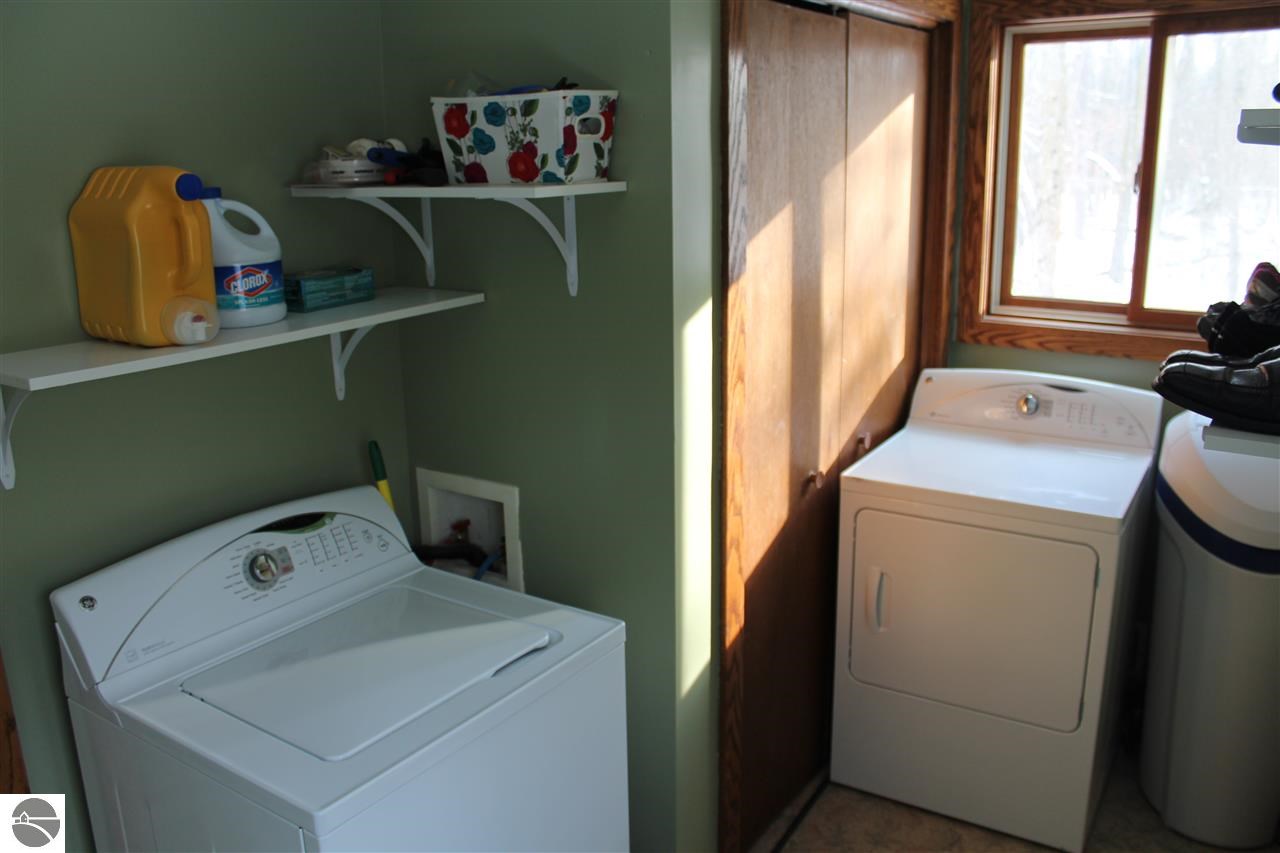 11293 South Mission Road Shepherd, MI 48883 - Photo 9 of 25 1794002-8.JPG