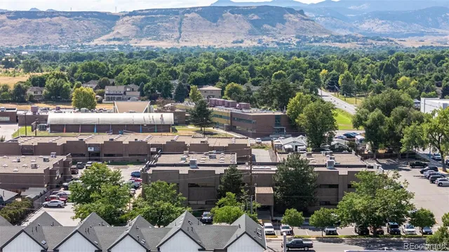 a picture of a bench in the window