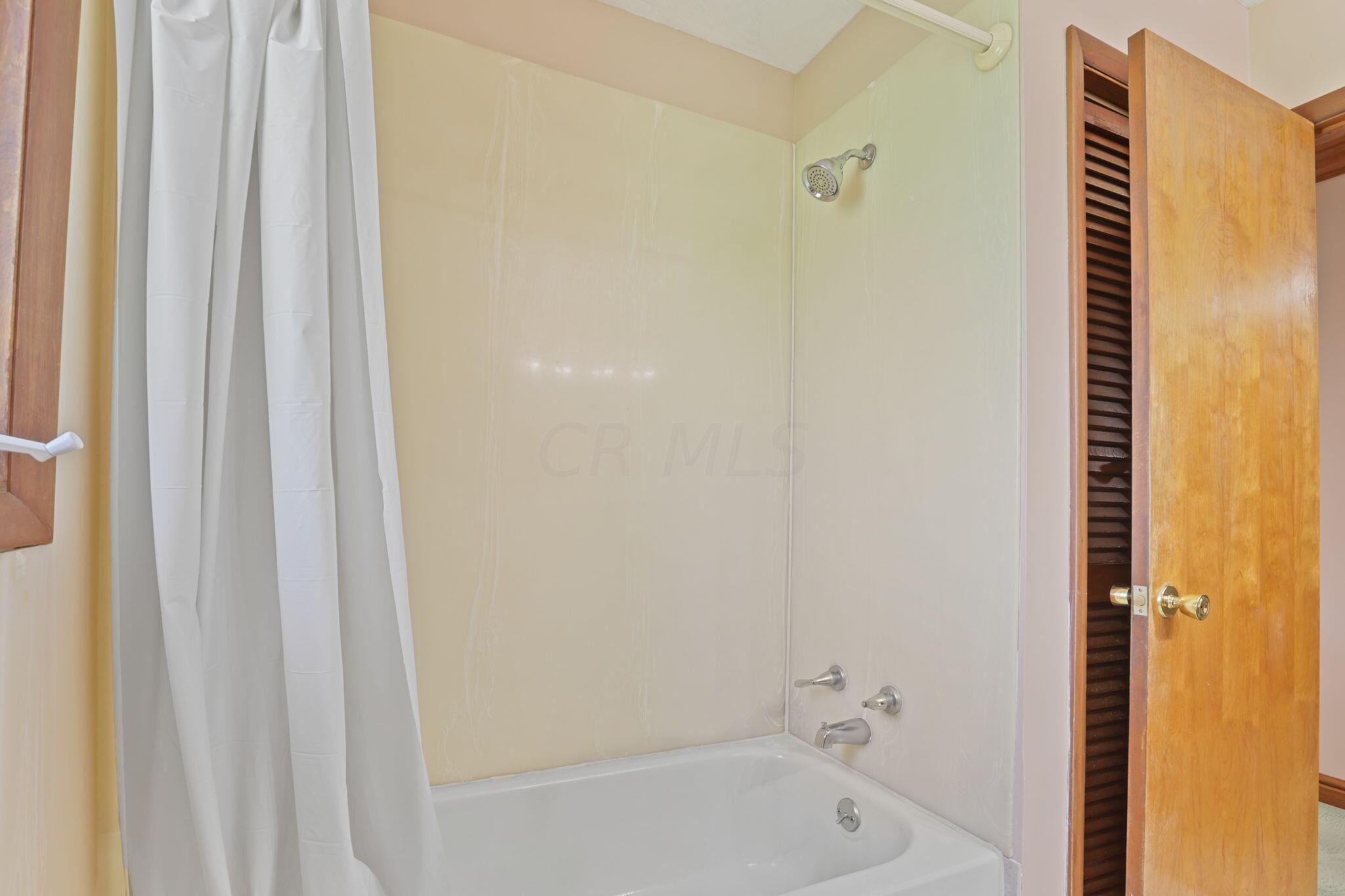 8200 Haenszel Road Grove City, OH 43123 - Photo 19 of 40 Full Bathroom