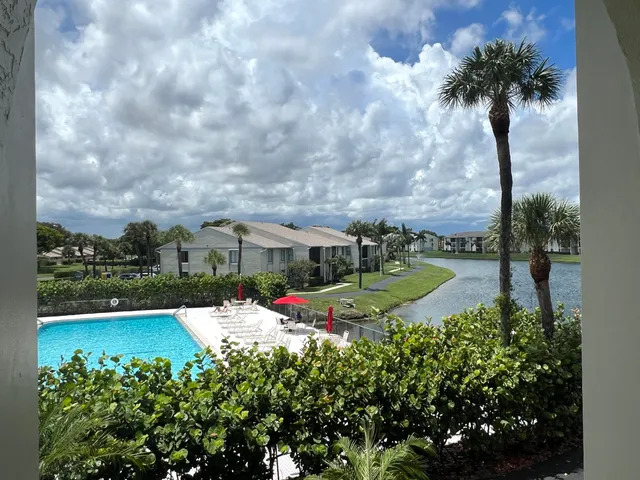 $2,000 | 1115 Green Pine Boulevard, Unit D1, West Palm Beach, FL 33409