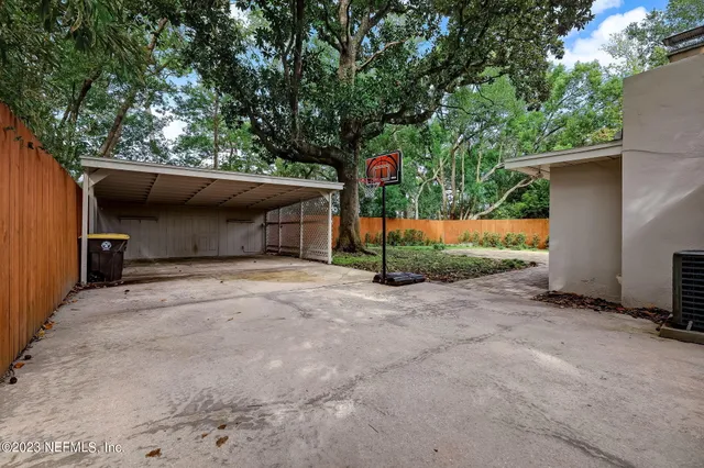 a entryway view with backyard space
