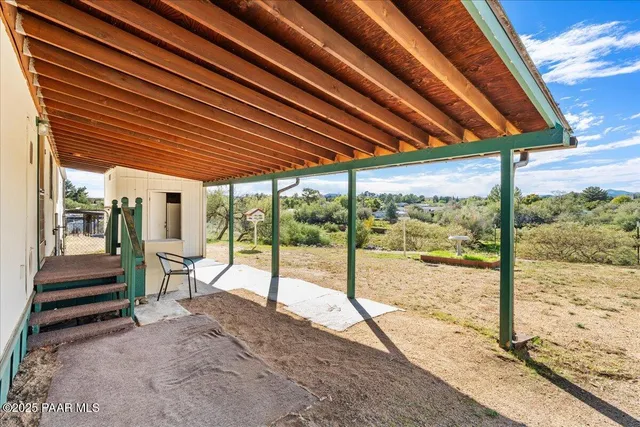 a view of a backyard