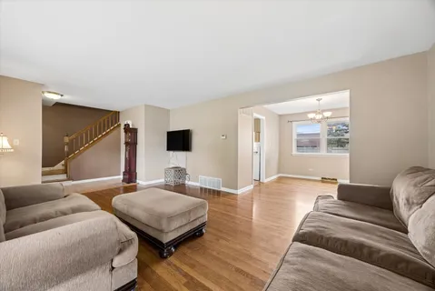 $575,000 | 919 East Ironwood Drive, Mount Prospect, IL 60056