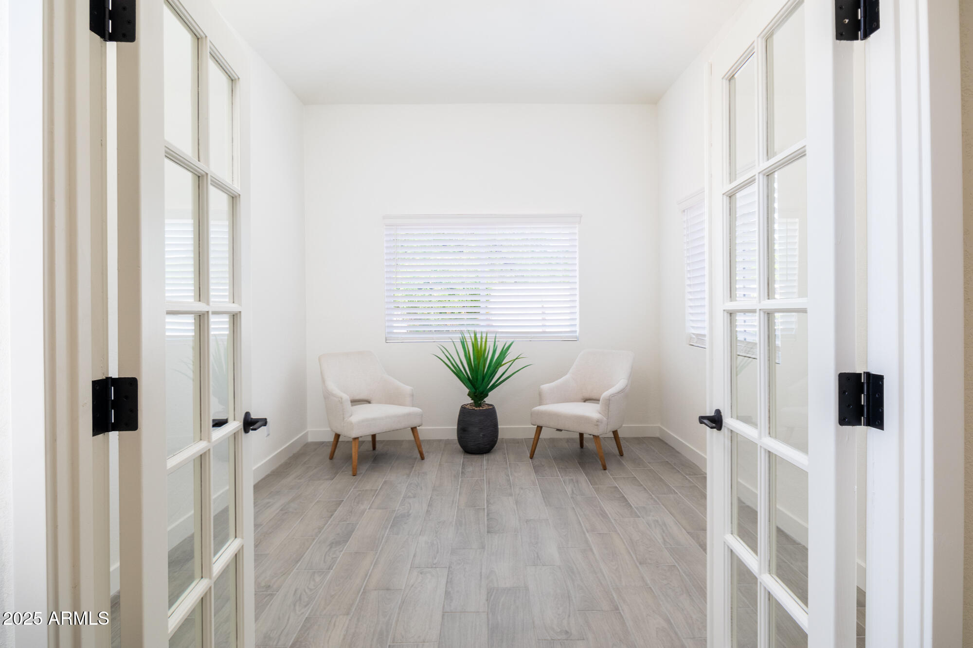 850 North Los Altos Drive Chandler, AZ 85224 - Photo 19 of 34 a living room with furniture windows and wooden floor