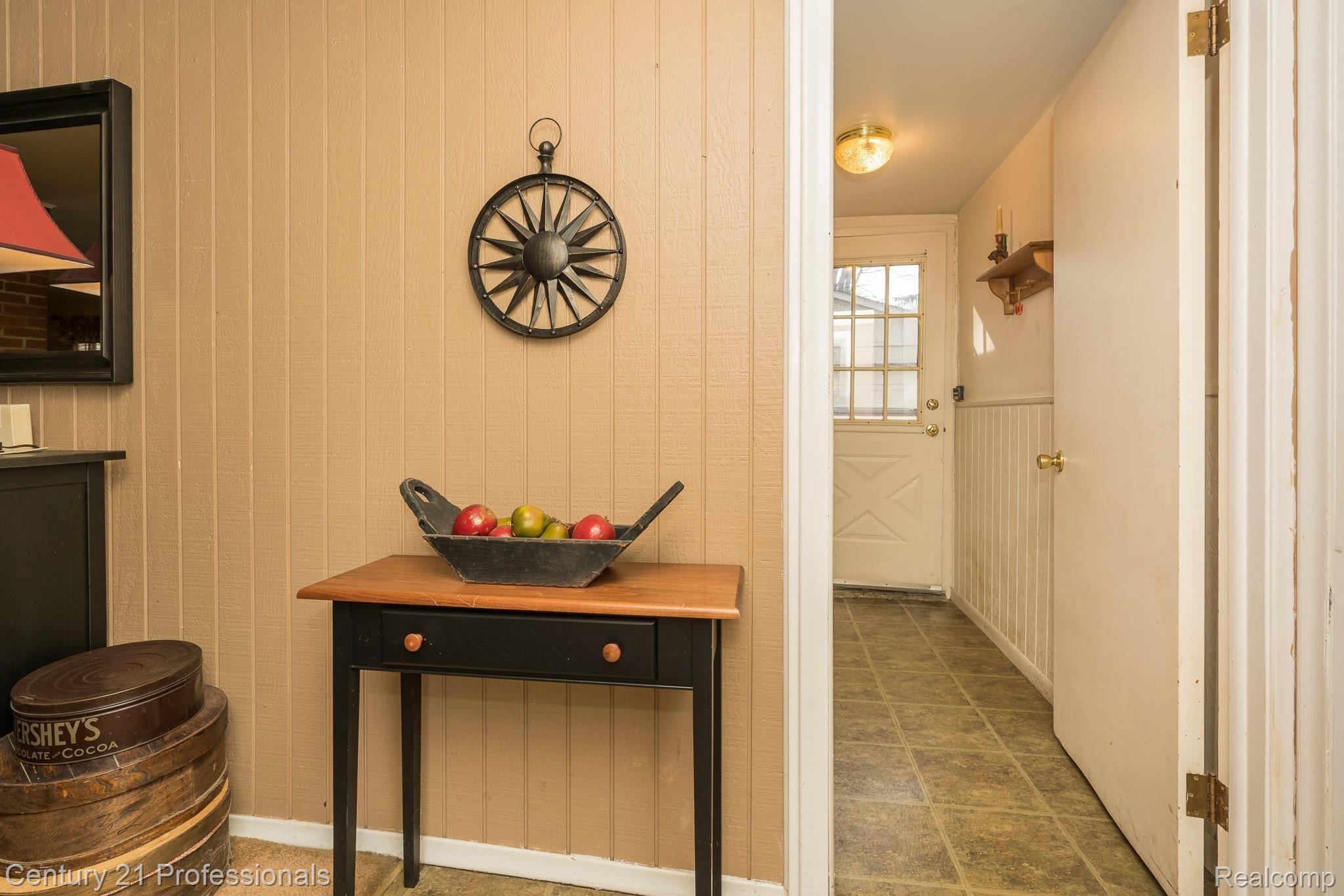 257 Nevada Avenue Rochester, MI 48309 - Photo 21 of 36 View from dining room into laundry room