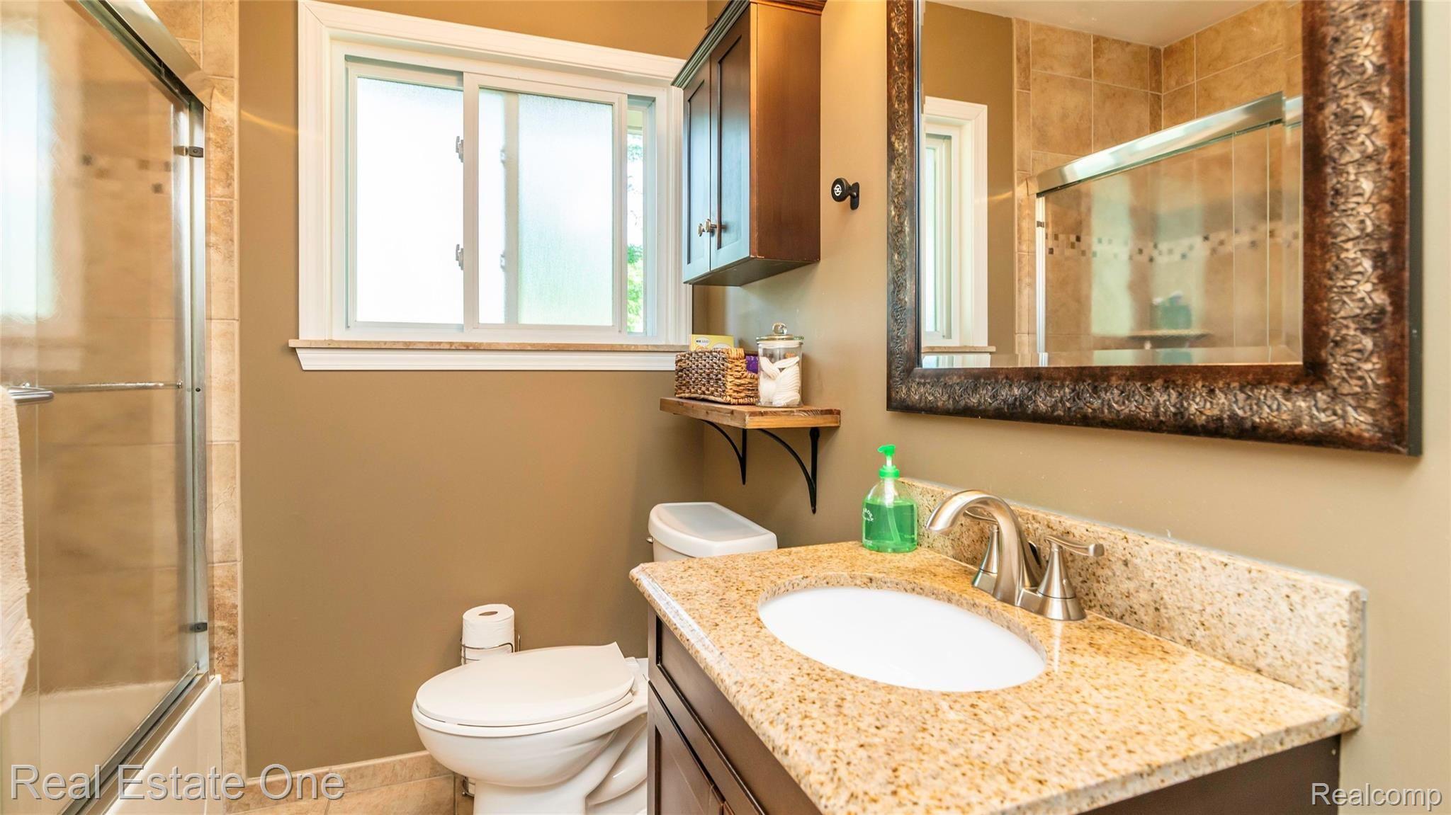 28536 Quail Hollow Road Farmington, MI 48331 - Photo 23 of 48 Full Bath Up.jpg