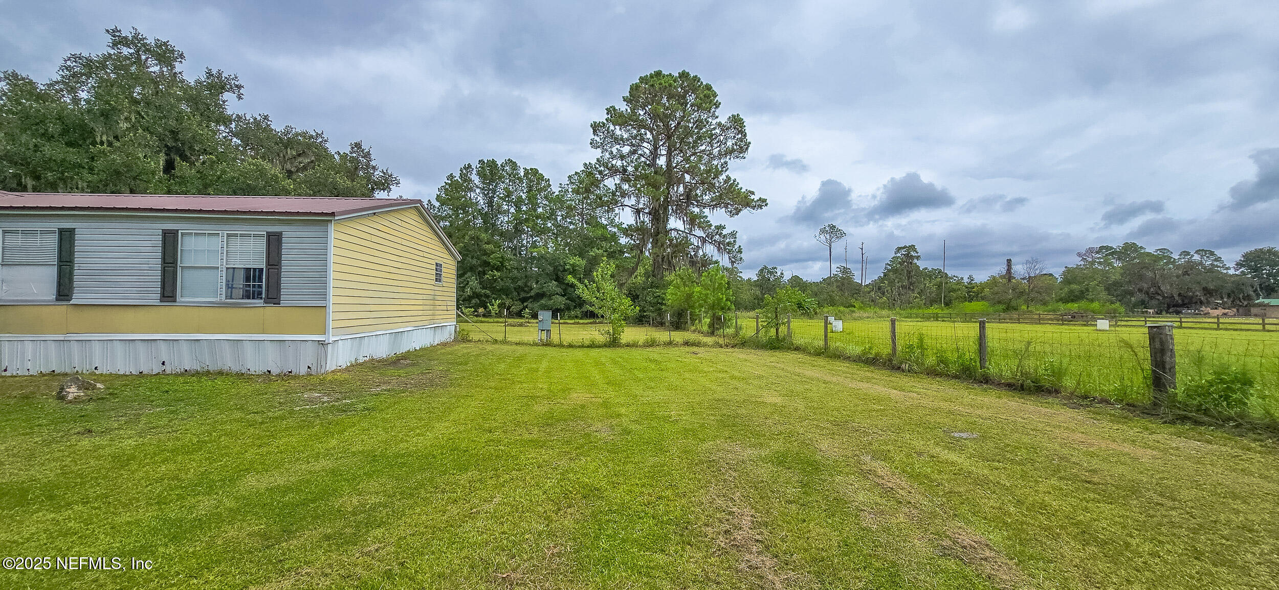 11325 Young Road, Unit # 1 Jacksonville, FL 32218 - Photo 8 of 32 Right side yard