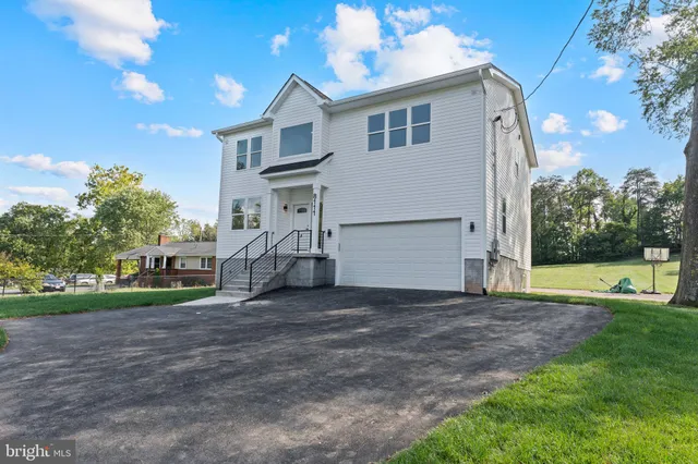 a view of backyard with a garden and plants
