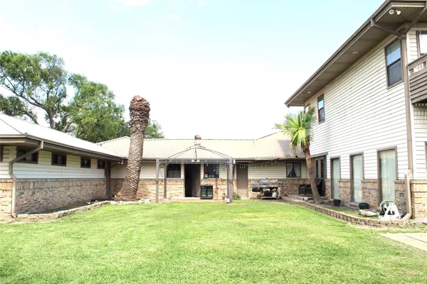 a view of a house with a backyard