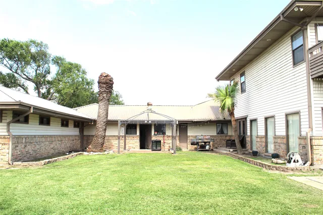 a view of a house with a backyard