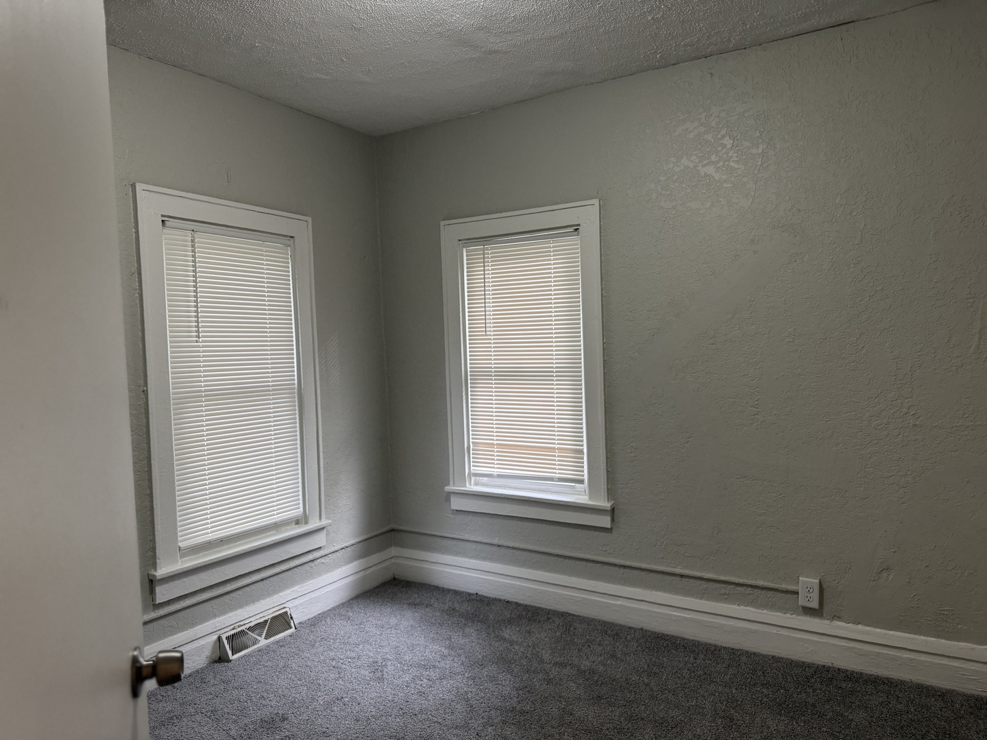 540 South Osborn Avenue Kankakee, IL 60901 - Photo 8 of 11 an empty room with windows