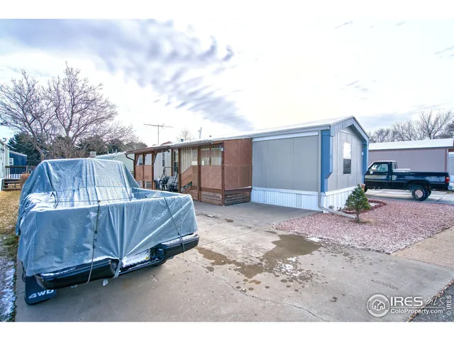 a view of backyard with a tub