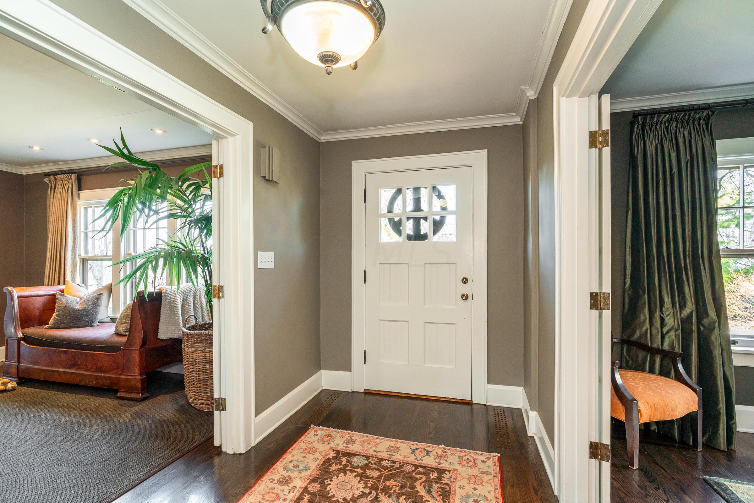 2087 Lower Chelsea Road Columbus, OH 43212 - Photo 2 of 52 Foyer