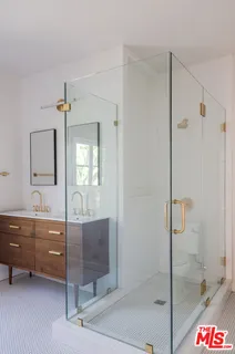 a en suite bathroom with a shower tub and mirror