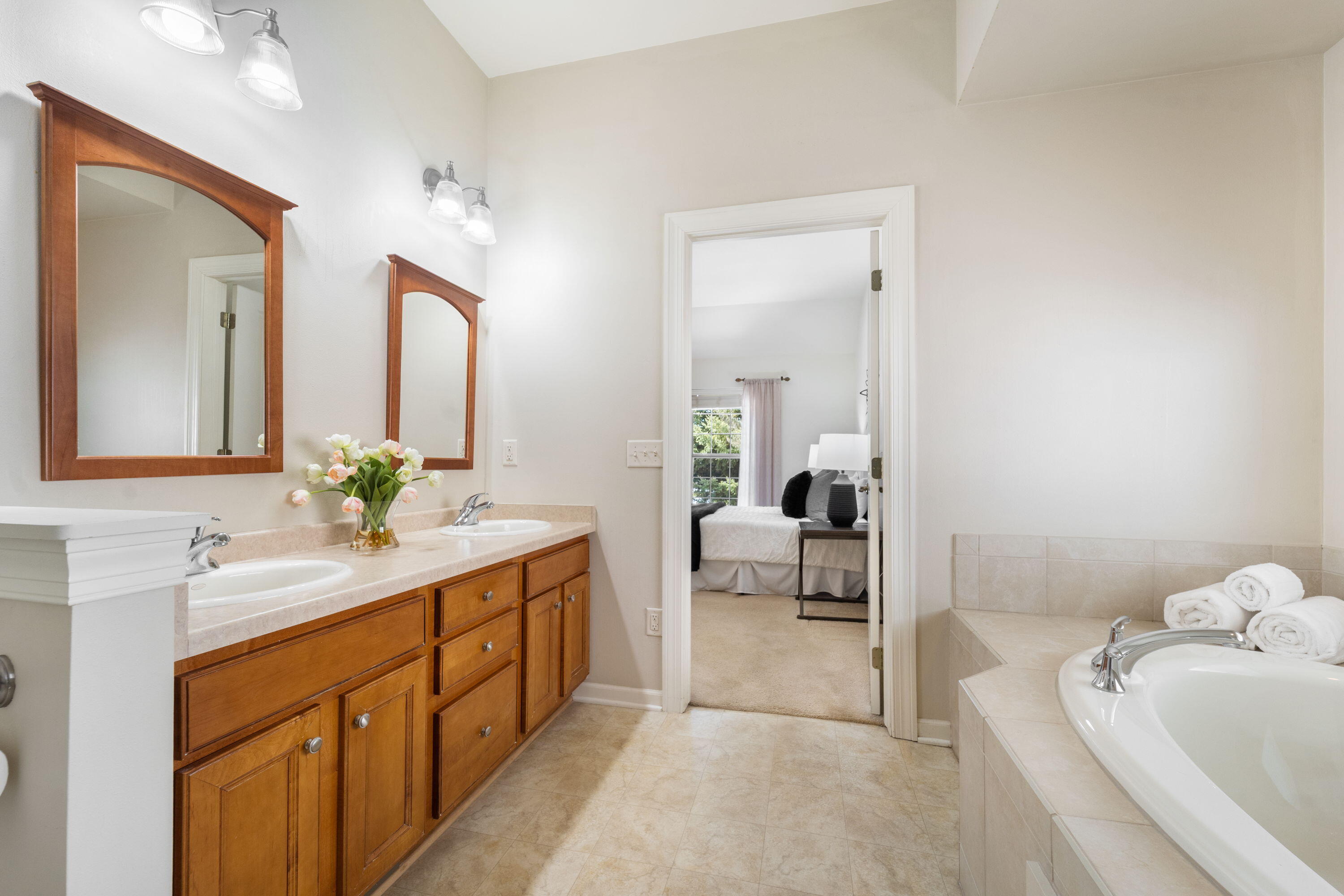 1864 River Lakes Road South Oconomowoc, WI 53066 - Photo 19 of 44 Ensuite