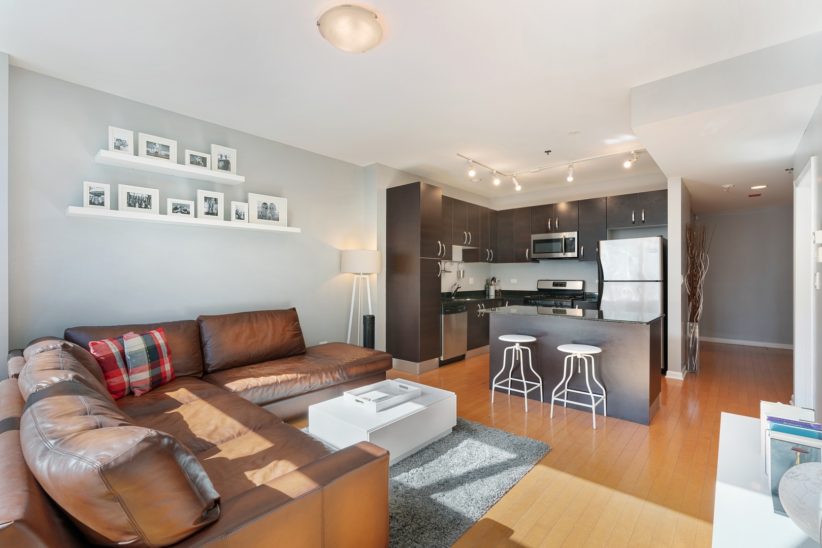225 South Sangamon Street, Unit 402 Chicago, IL 60607 - Photo 4 of 12 a living room with furniture and kitchen view