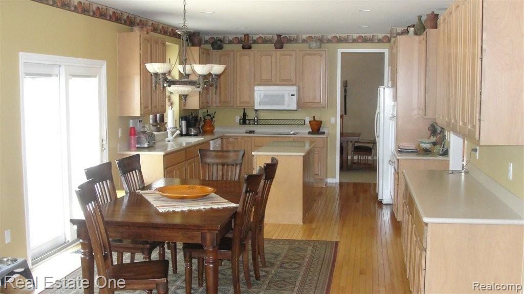 4545 Woodcliff Court Rochester, MI 48306 - Photo 4 of 25 Eating Area