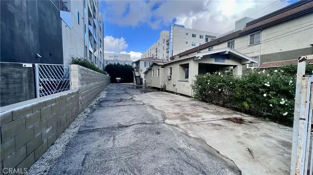 a view of a house with backyard and porch