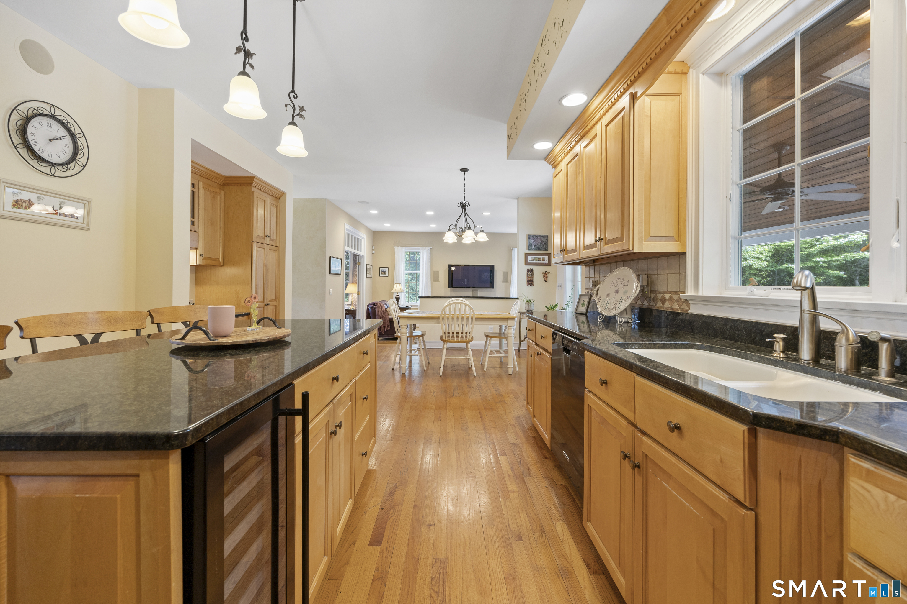 325 Westwood Road Bristol, CT 06010 - Photo 5 of 40