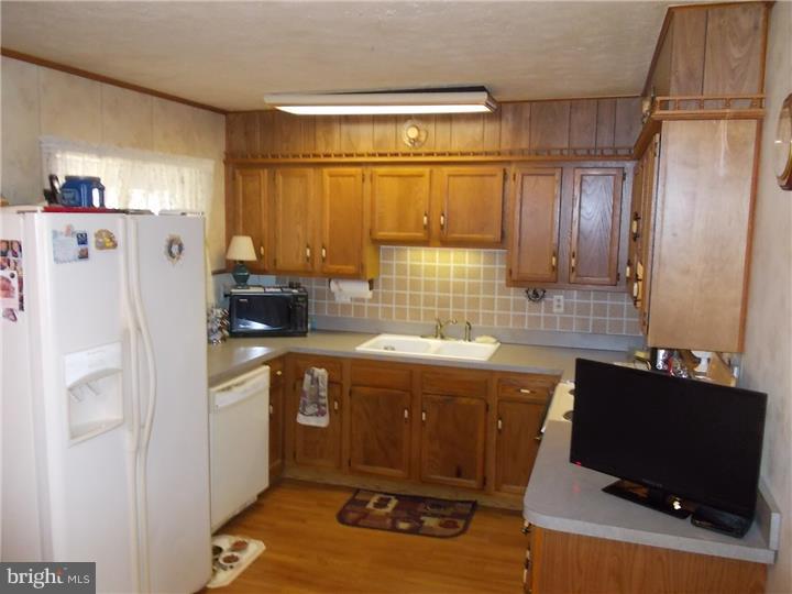 37 Hemlock Road Levittown, PA 19056 - Photo 5 of 24 Kitchen