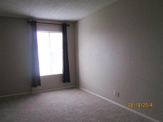 1050 Ramon Road, Unit 80 Palm Springs, CA 92264 - Photo 6 of 10 an empty room with a window