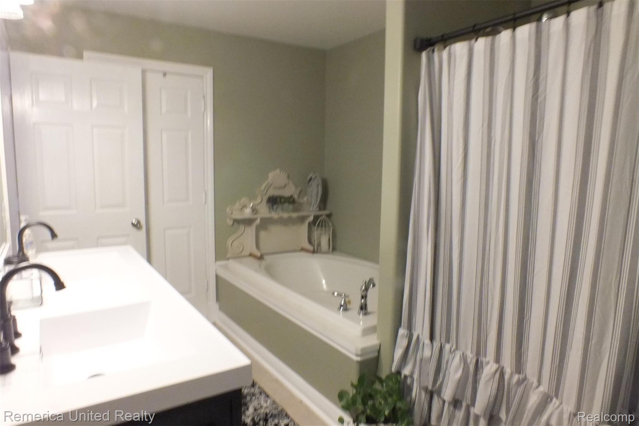 3721 Chase Lake Road Howell, MI 48855 - Photo 29 of 31 DSCF7144.JPG