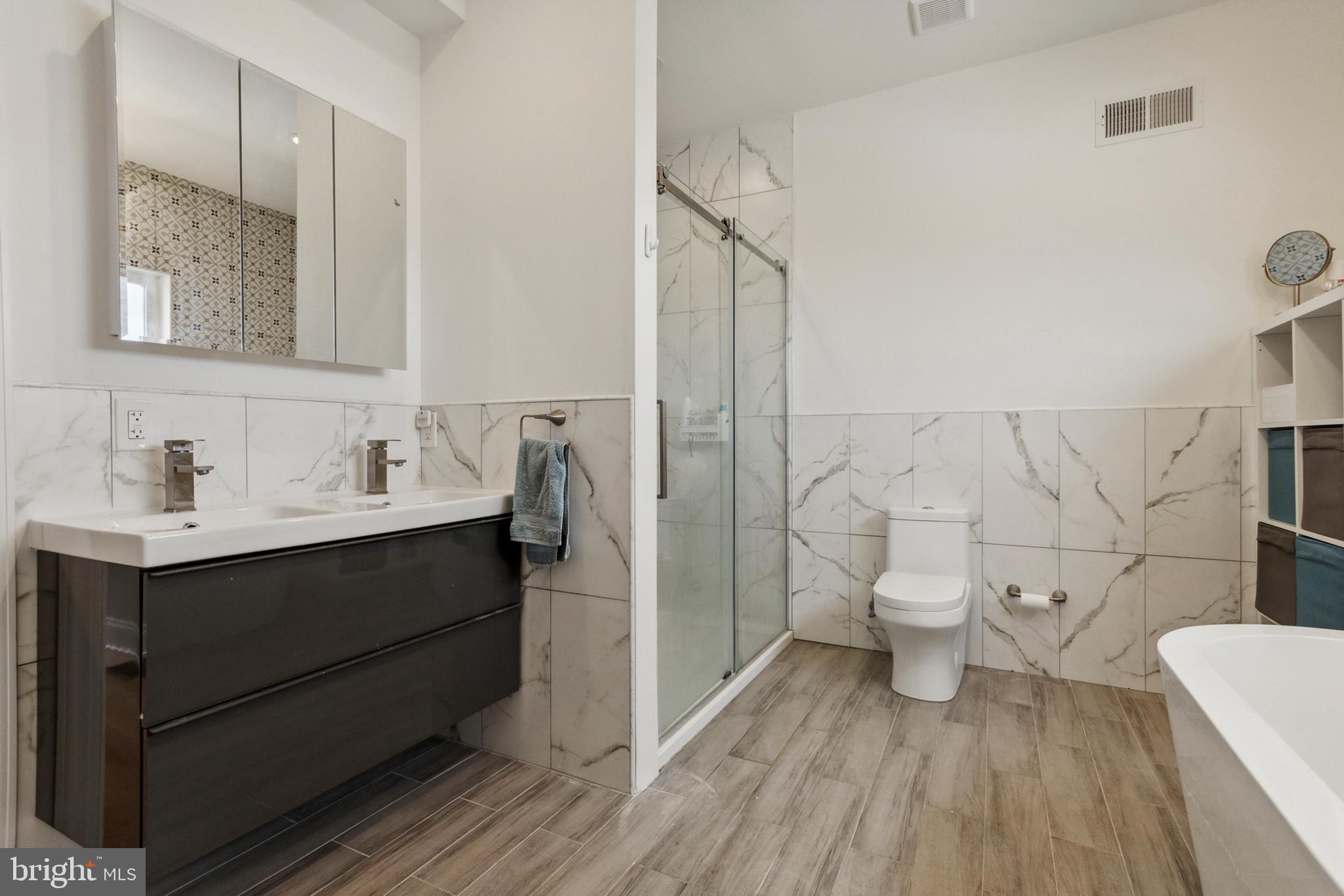 2145 Cross Street Philadelphia, PA 19146 - Photo 15 of 25 Primary bathroom