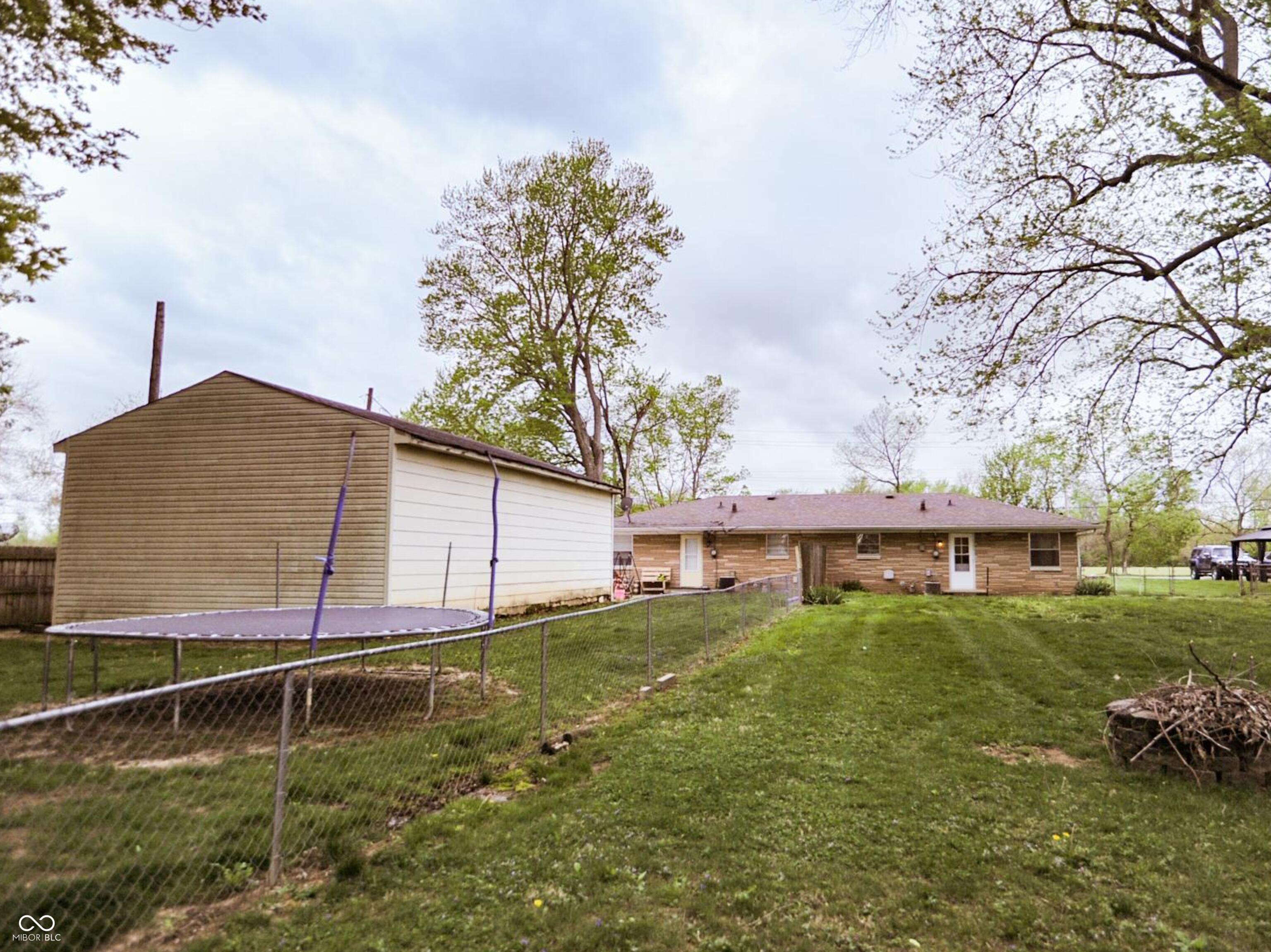 8325 Lake Road Indianapolis, IN 46217 - Photo 5 of 29