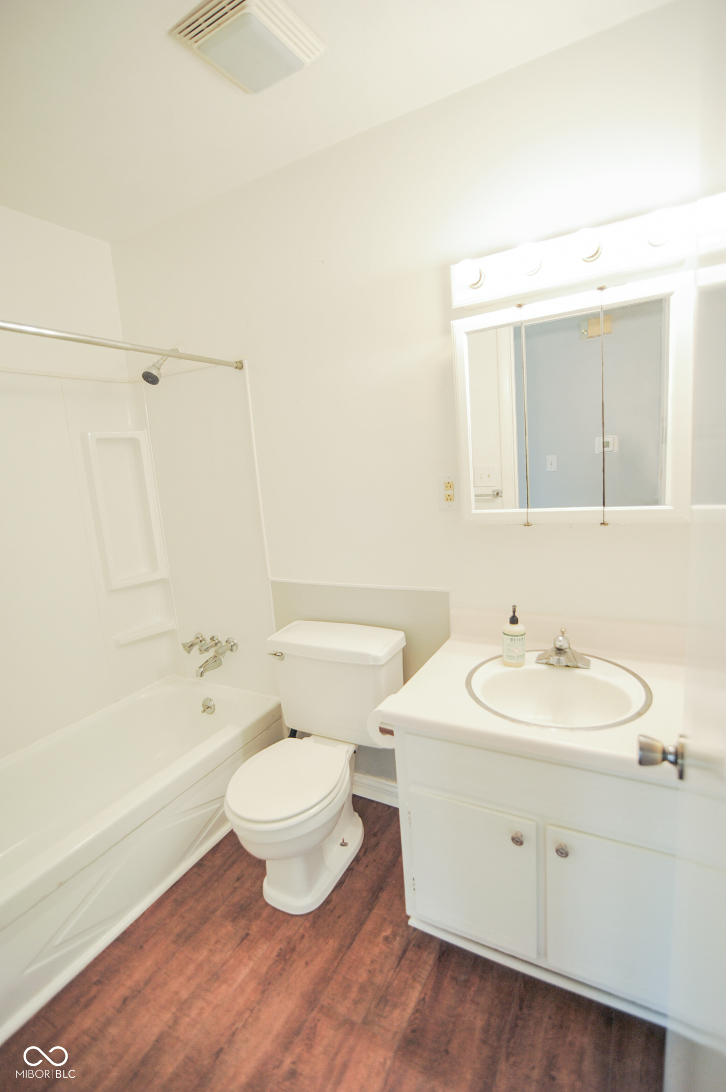 8325 Lake Road Indianapolis, IN 46217 - Photo 8 of 29