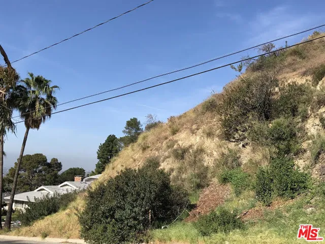 a view of a parking area