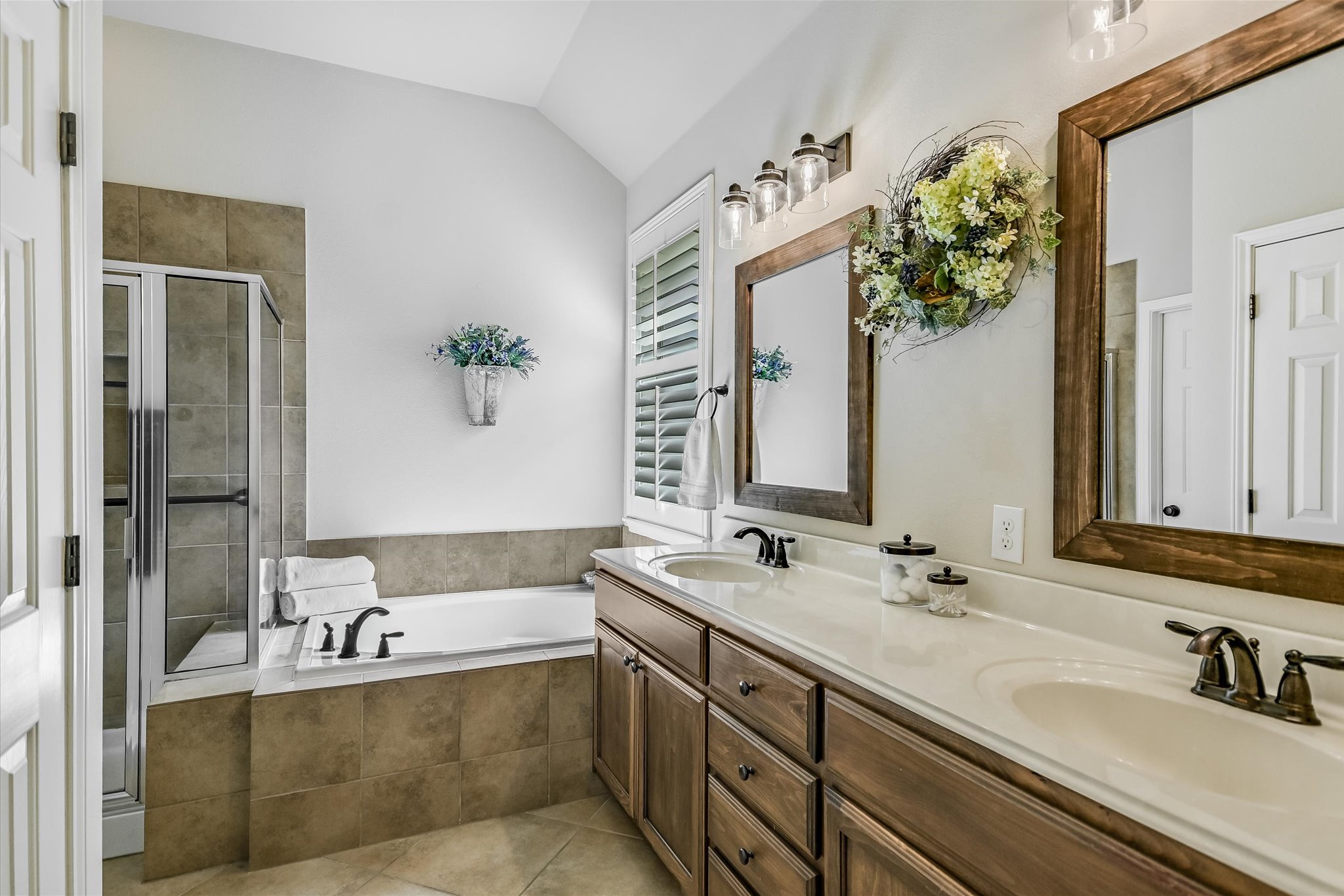 409 Harris Drive Austin, TX 78737 - Photo 11 of 29 a bathroom with a tub sink and mirror