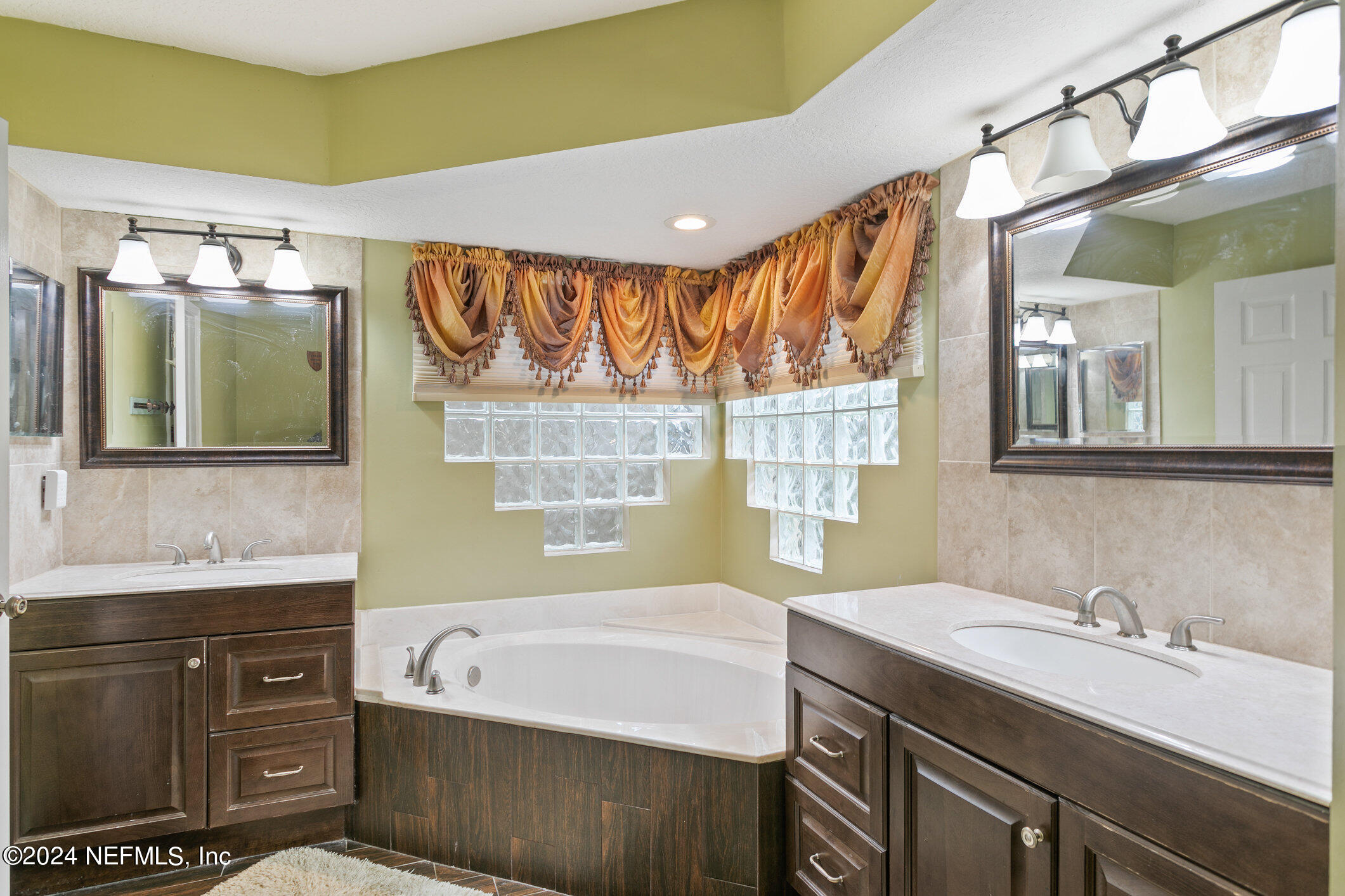 809 Mill Pond Court St. Johns, FL 32259 - Photo 19 of 50 a bathroom with a sink a mirror and a bathtub