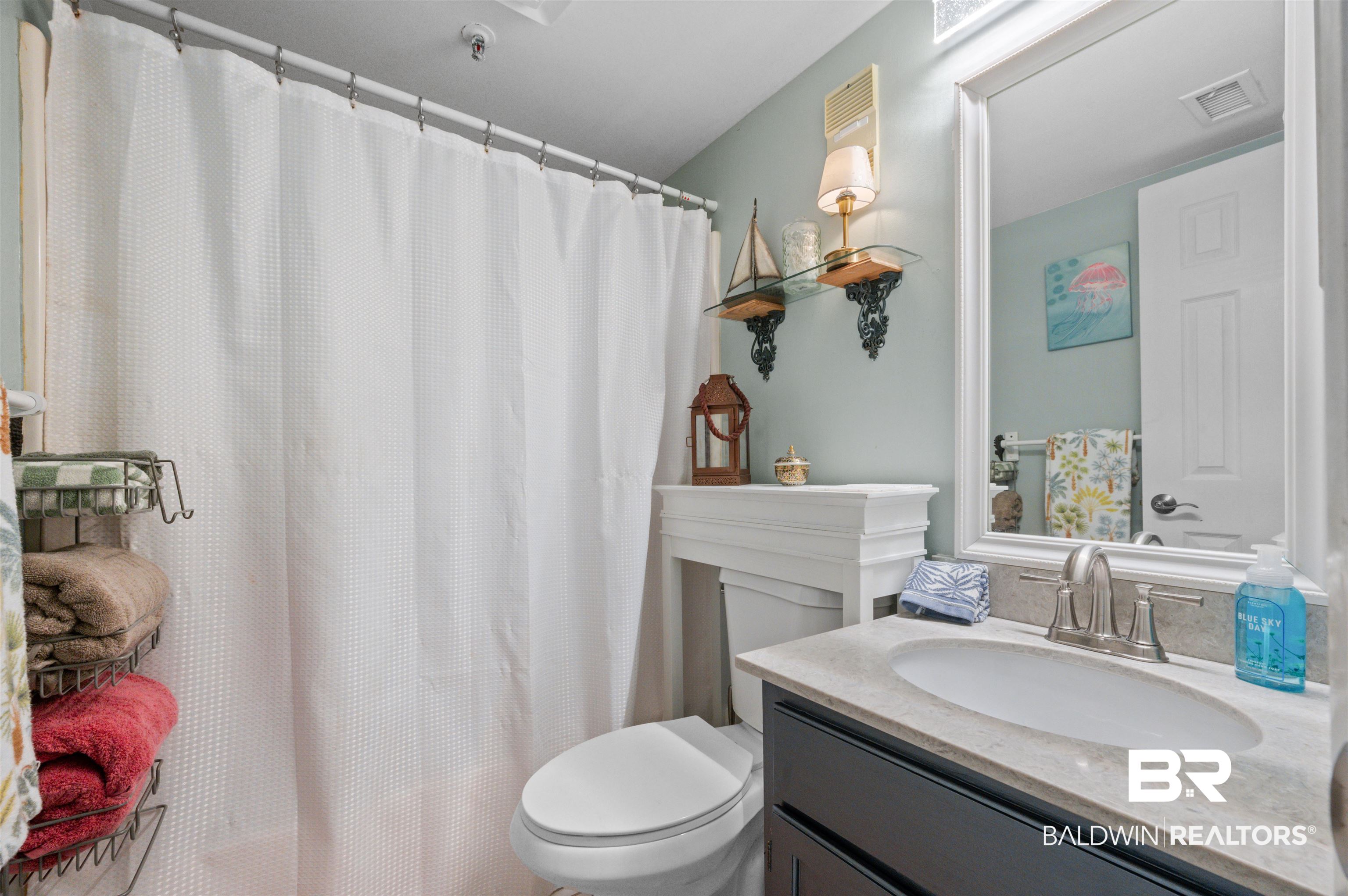 375 Plantation Road, Unit 5610 Gulf Shores, AL 36542 - Photo 15 of 33 Full bath featuring vanity and curtained shower